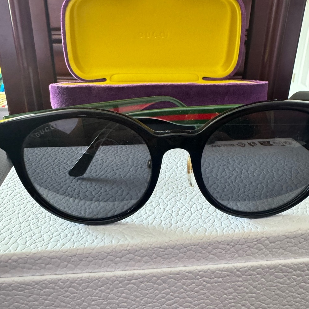 Gucci Black Round Sunglasses women
